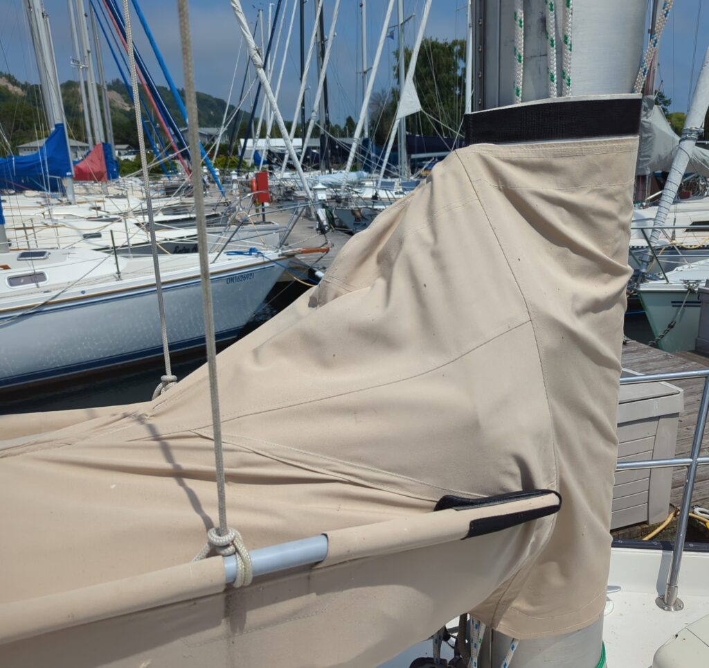Side of the sail cover at the mast